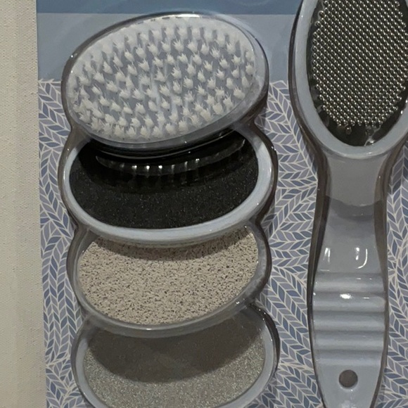 Jessica Simpson 6 Piece Pedicureevset with Handle, Foot Brush, Pumice Stone, etc - Picture 3 of 5